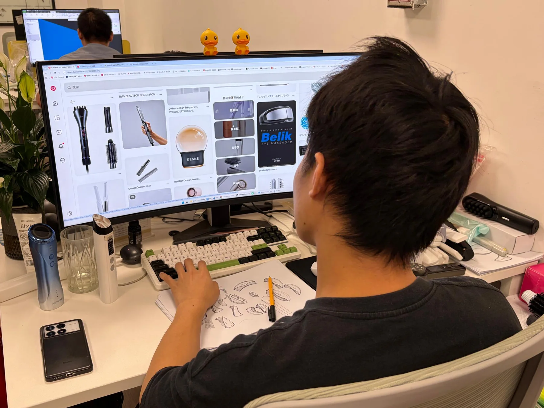 製品の形状とスケッチを検討するMtimesのデザイナー